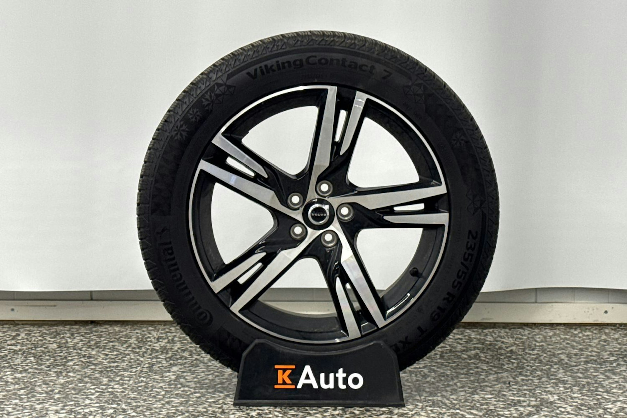musta Volvo XC60 2023 kuva 37.