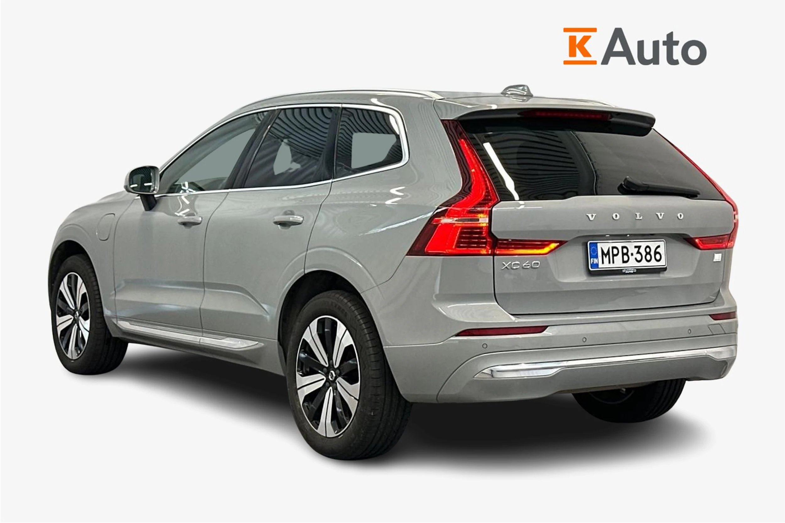 Harmaa Volvo XC60 2024 kuva 2.