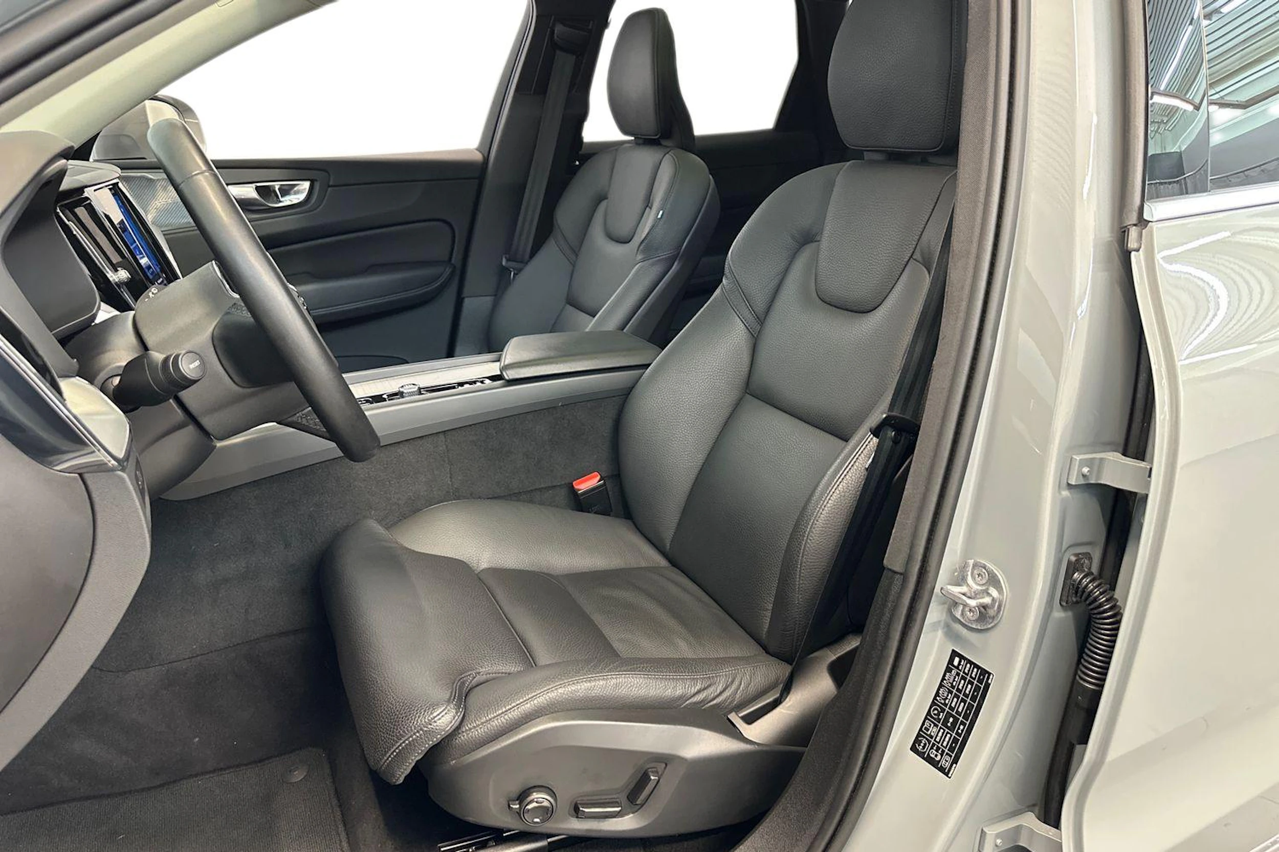 Harmaa Volvo XC60 2024 kuva 7.