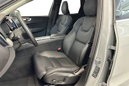 Harmaa Volvo XC60 2024 kuva 7.