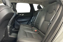 Harmaa Volvo XC60 2024 kuva 8.