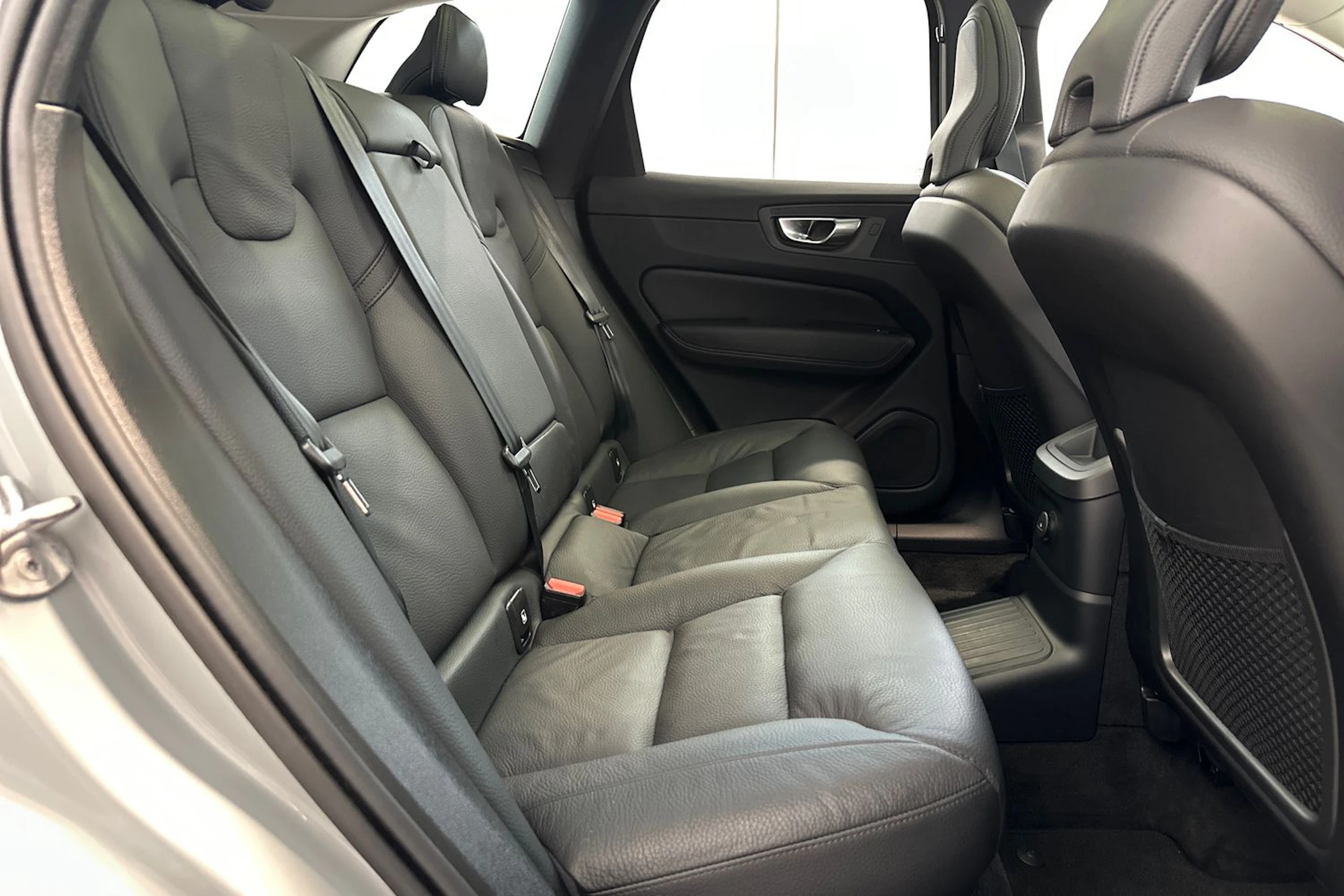 Harmaa Volvo XC60 2024 kuva 10.