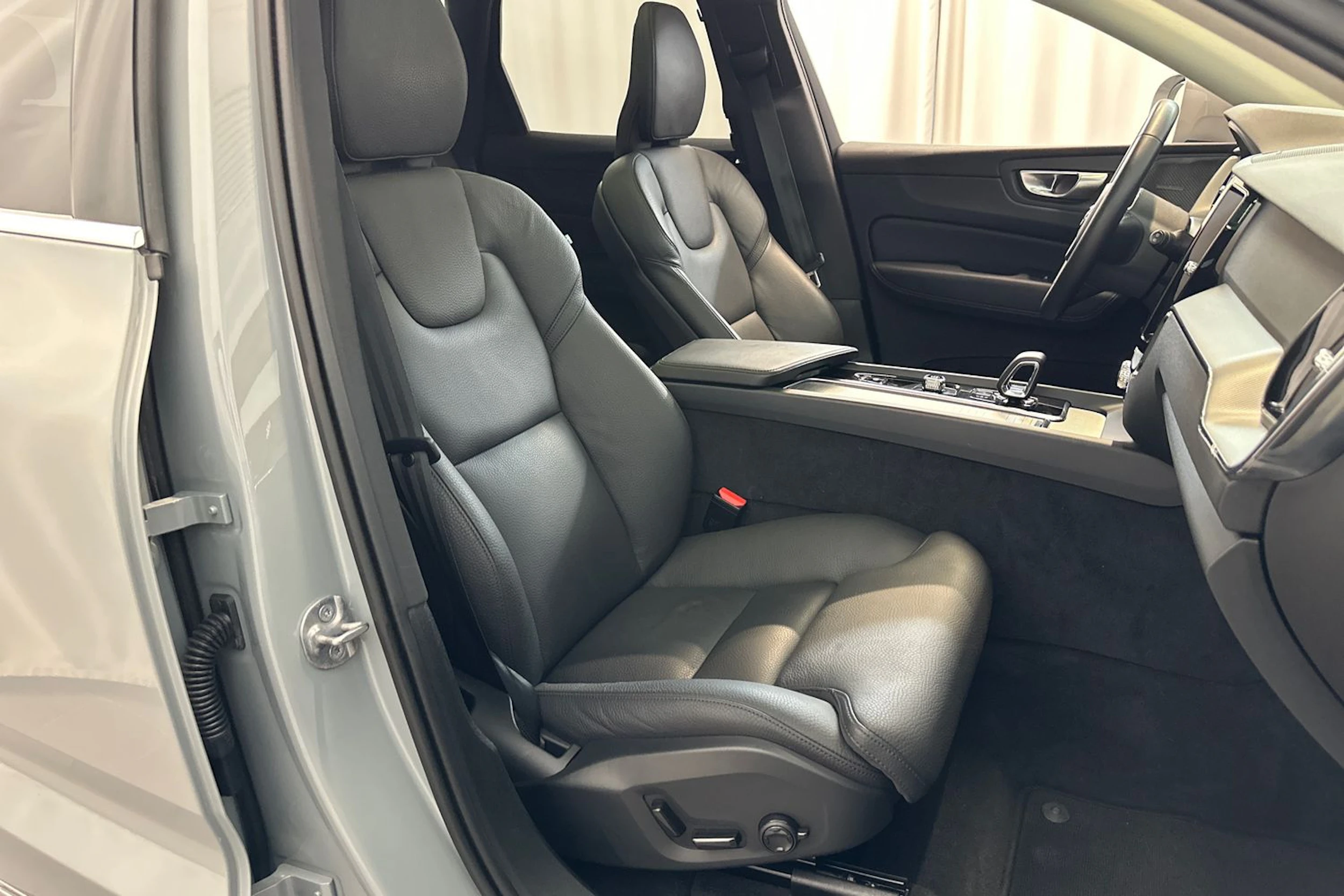 Harmaa Volvo XC60 2024 kuva 11.