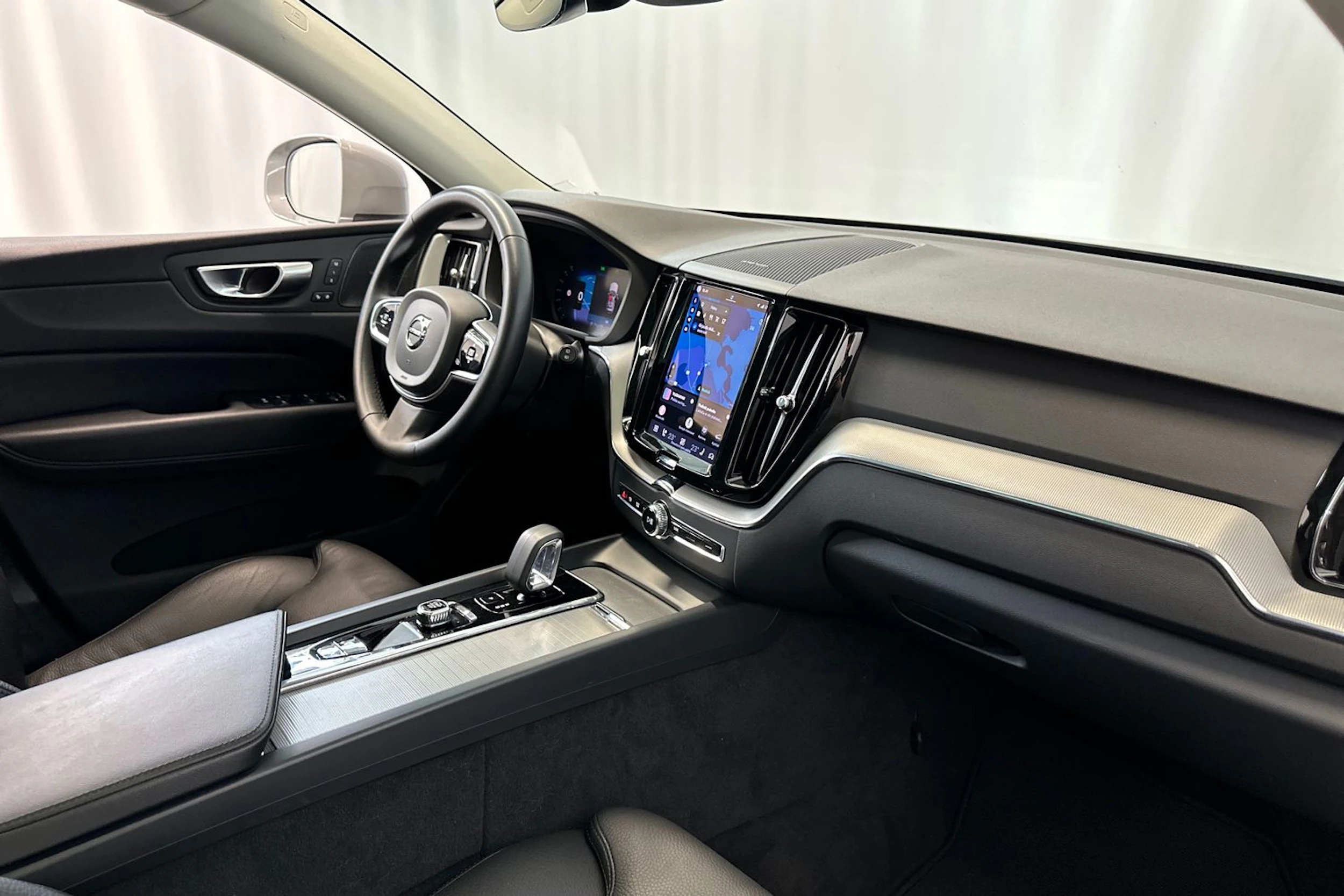Harmaa Volvo XC60 2024 kuva 12.