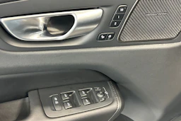 Harmaa Volvo XC60 2024 kuva 16.