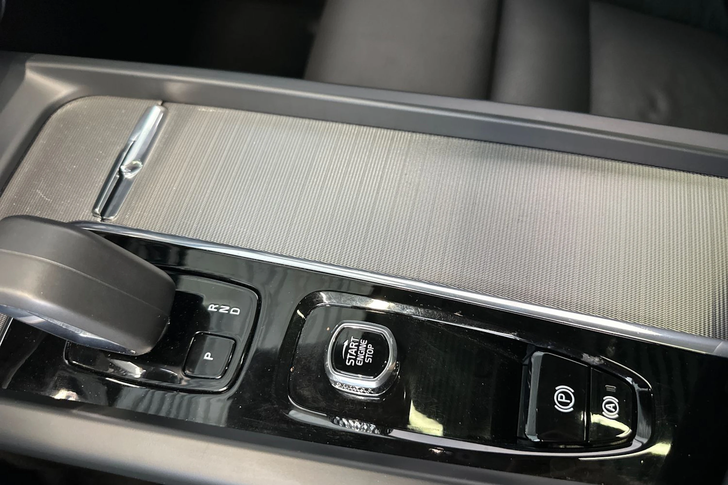 Harmaa Volvo XC60 2024 kuva 24.