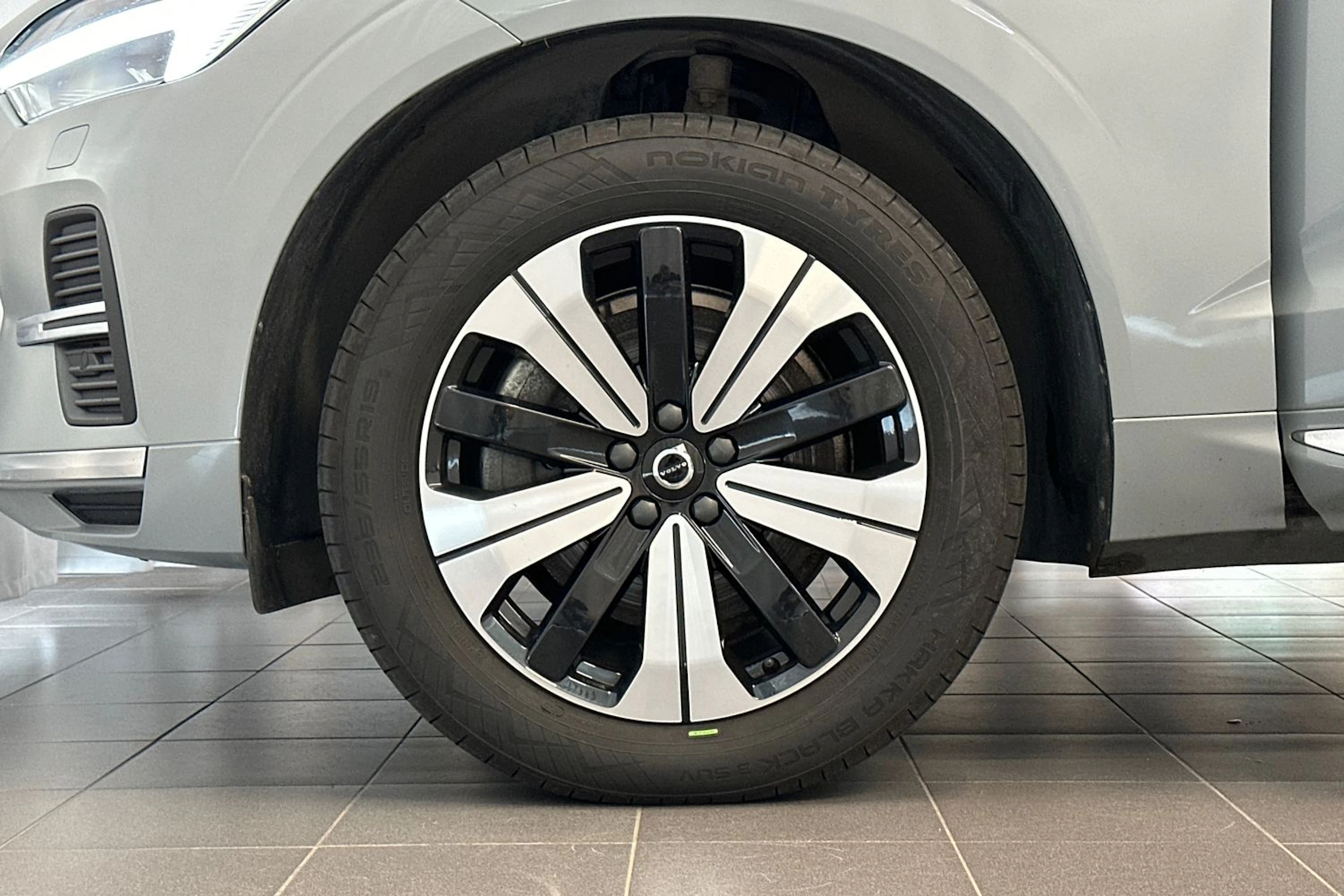 Harmaa Volvo XC60 2024 kuva 32.