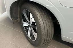 Harmaa Volvo XC60 2024 kuva 33.