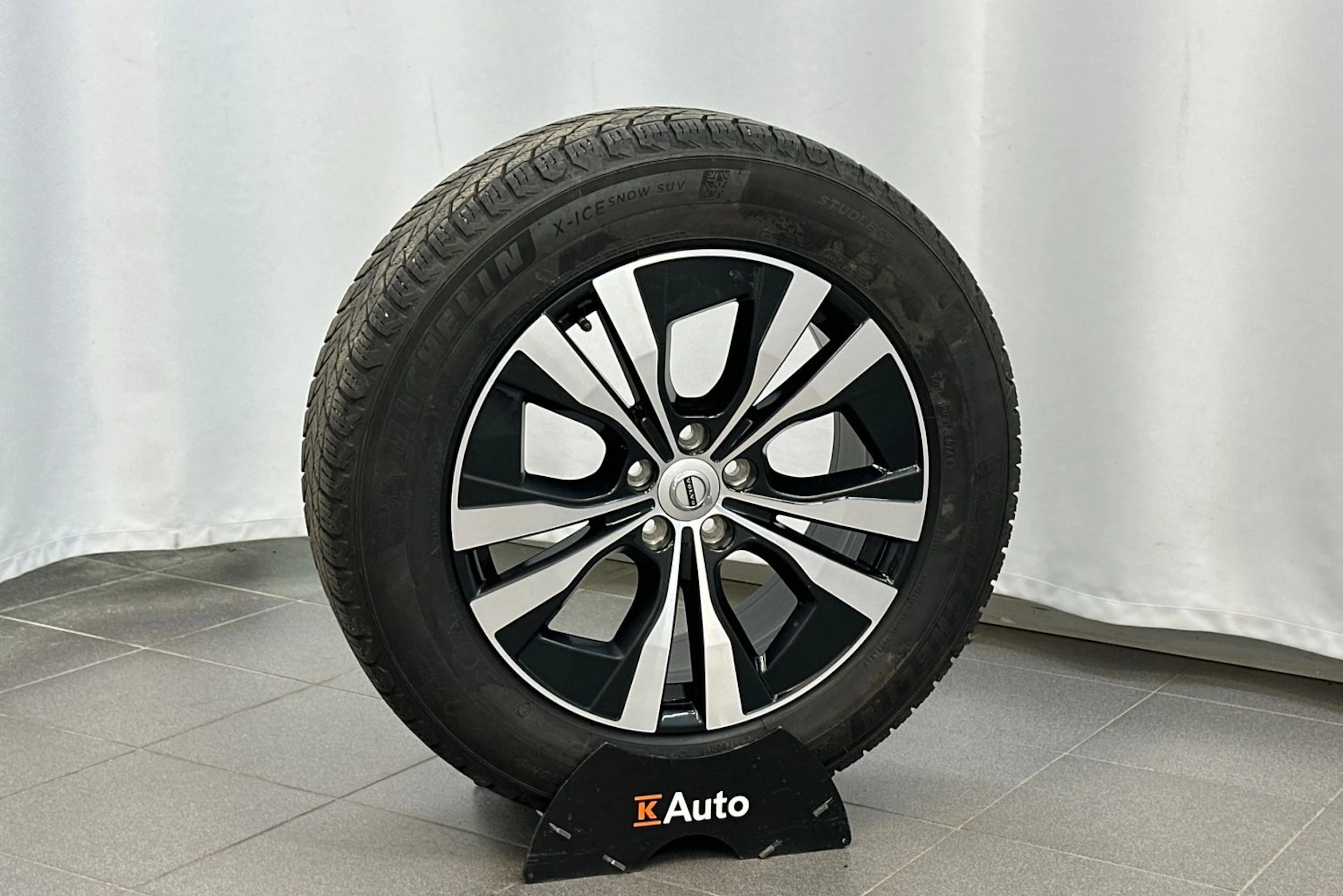 Harmaa Volvo XC60 2024 kuva 34.
