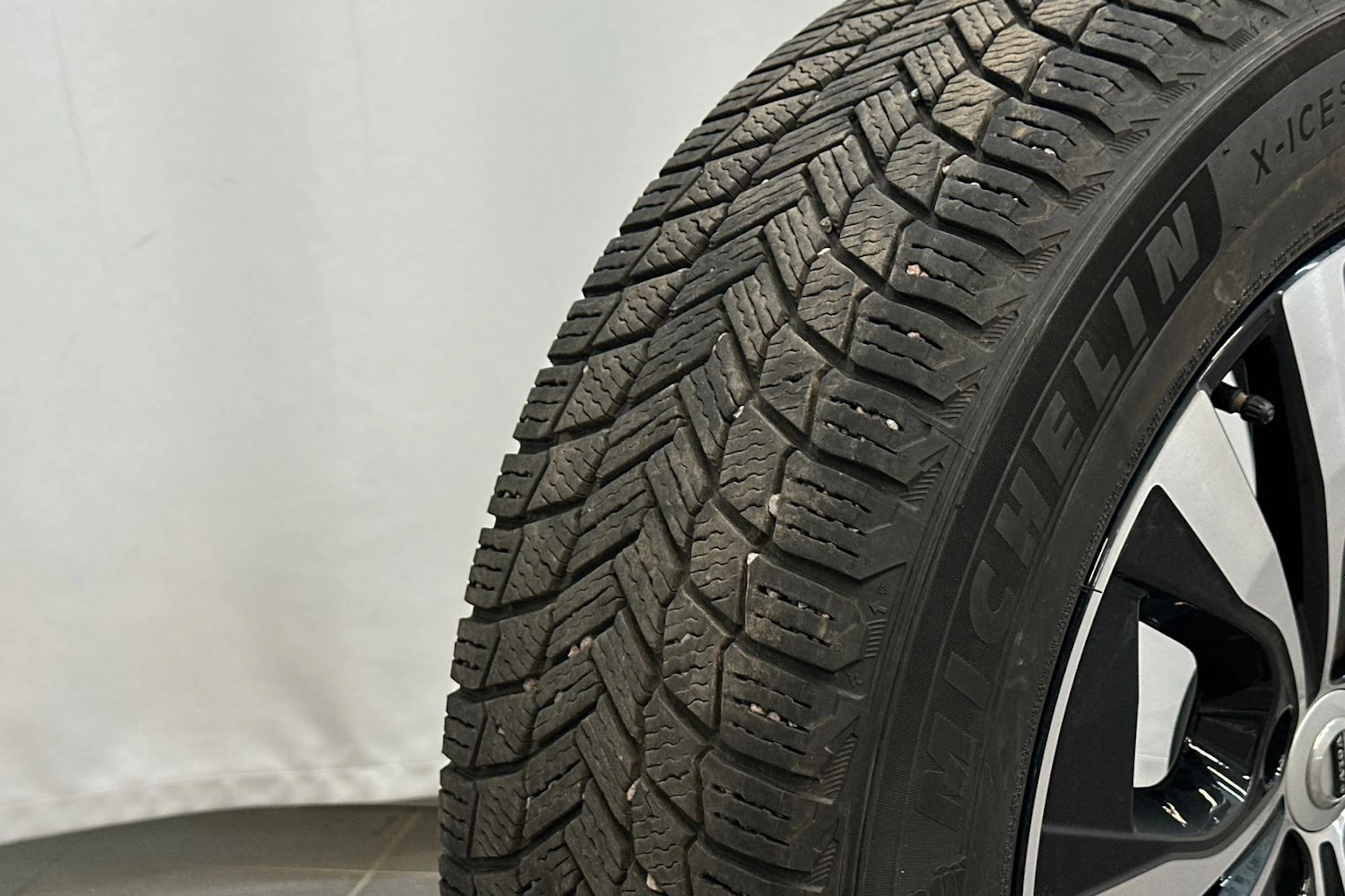 Harmaa Volvo XC60 2024 kuva 35.
