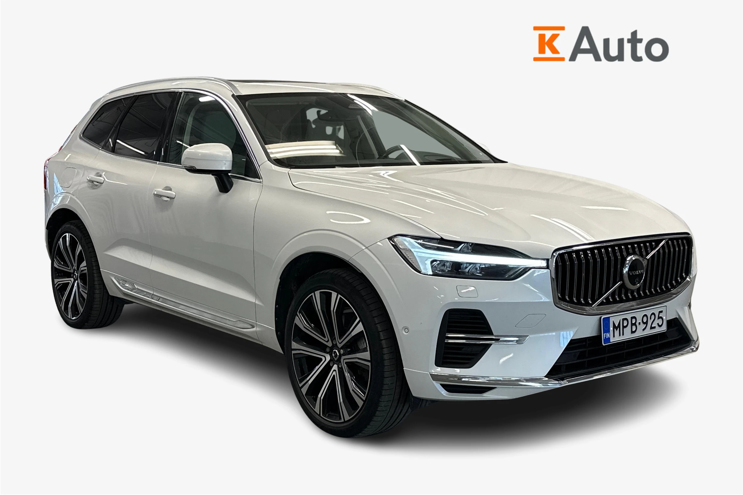 valkoinen Volvo XC60 2024 kuva 1.