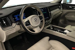 valkoinen Volvo XC60 2024 kuva 3.
