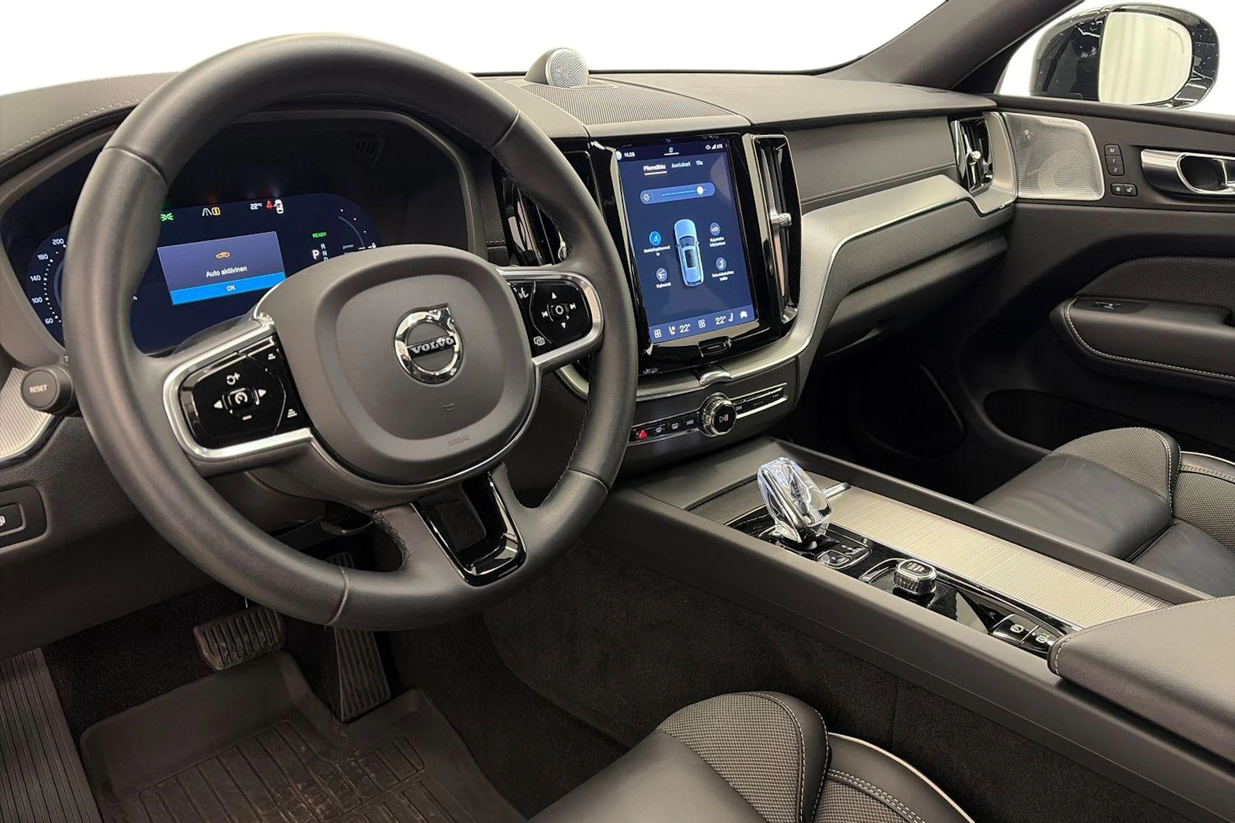 musta Volvo XC60 2023 kuva 6.