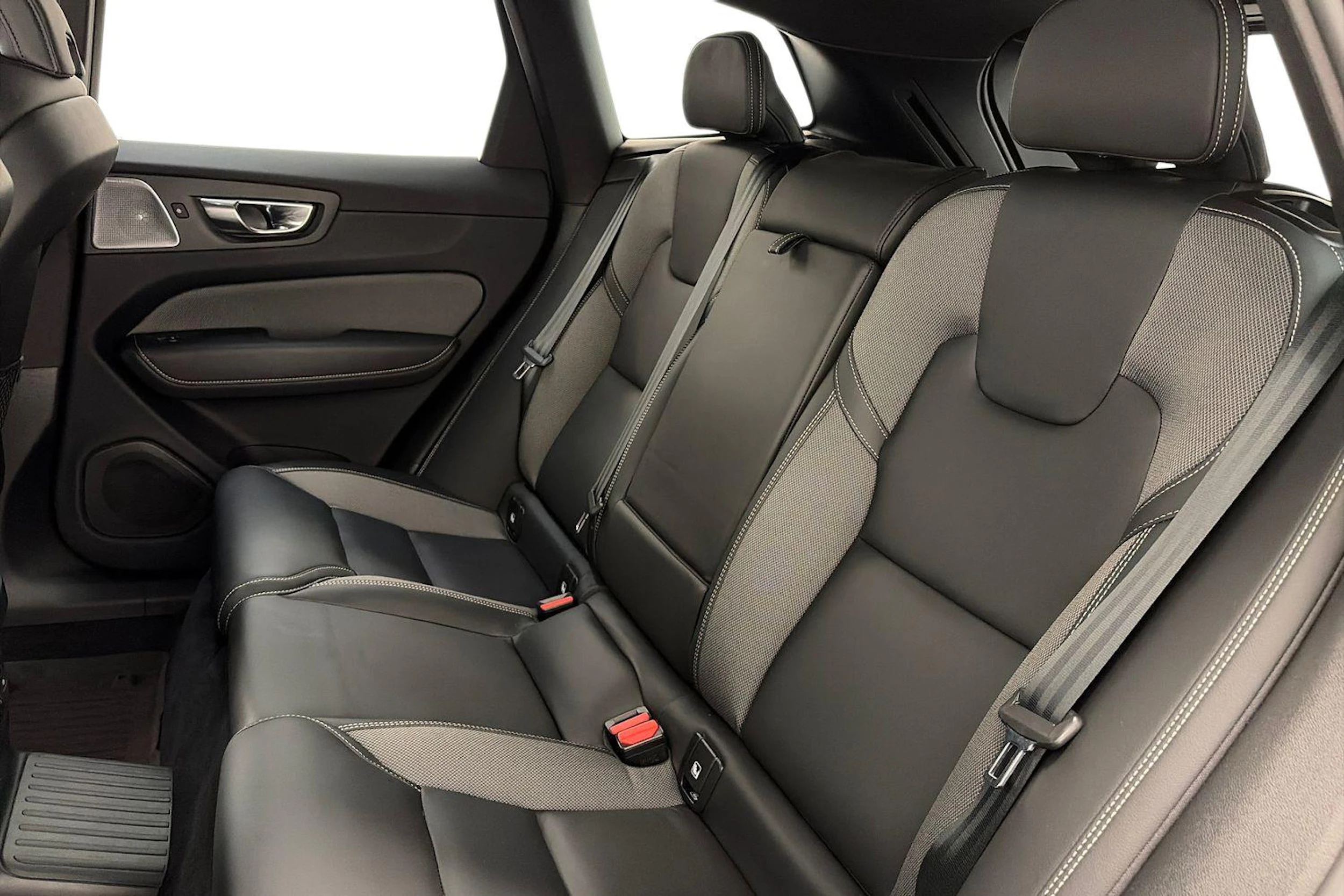 musta Volvo XC60 2023 kuva 8.