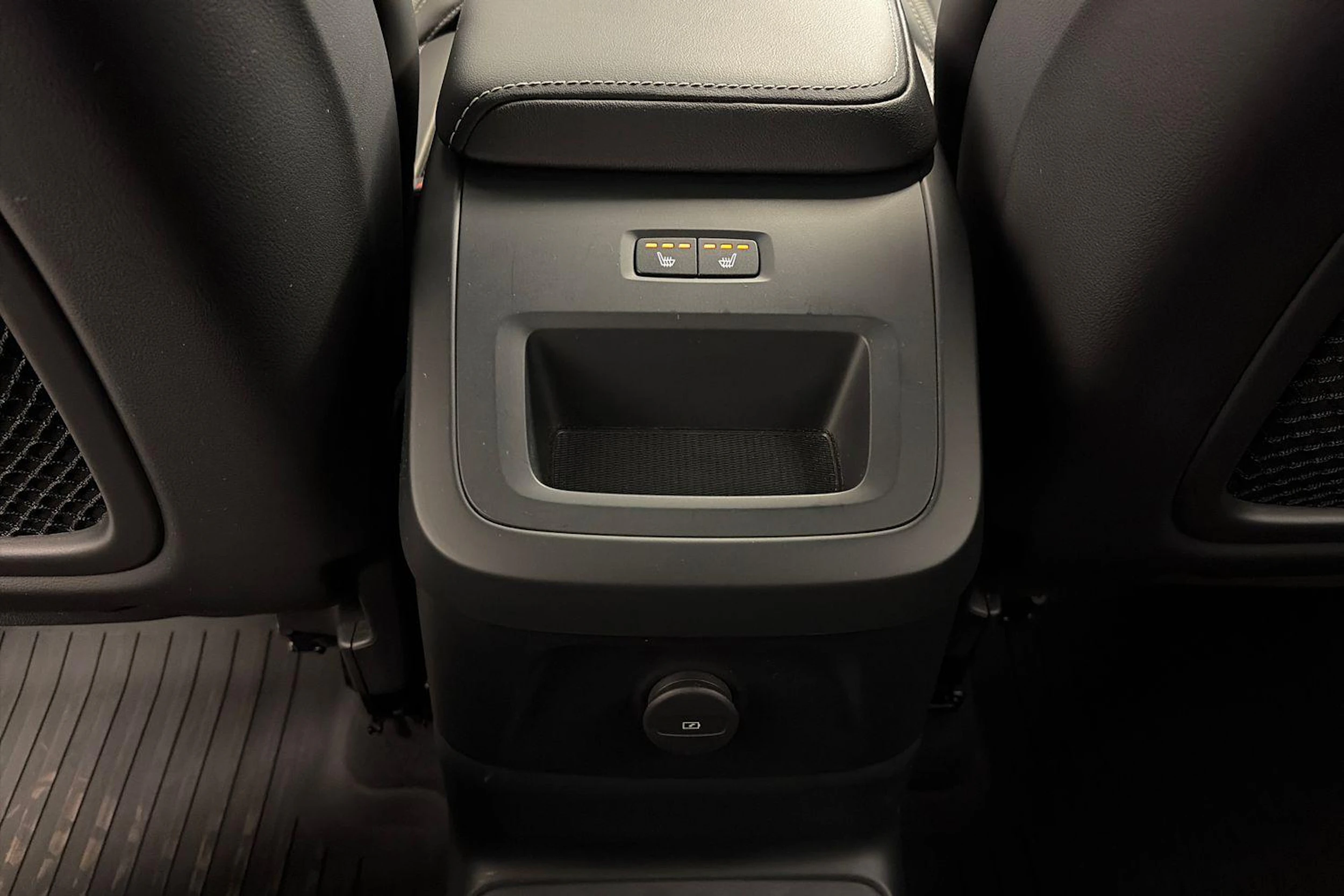 musta Volvo XC60 2023 kuva 9.
