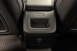 musta Volvo XC60 2023 kuva 9.