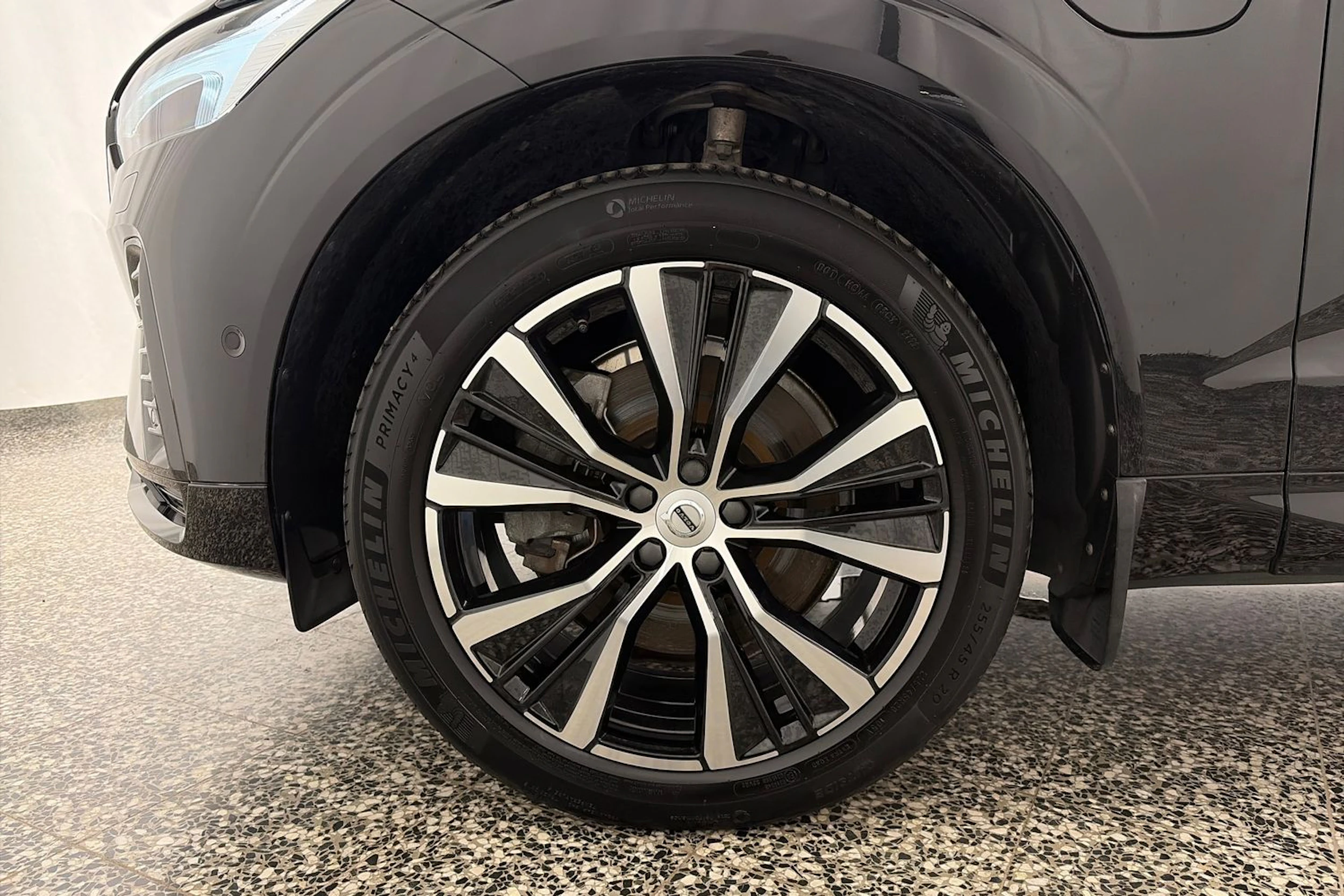 musta Volvo XC60 2023 kuva 10.