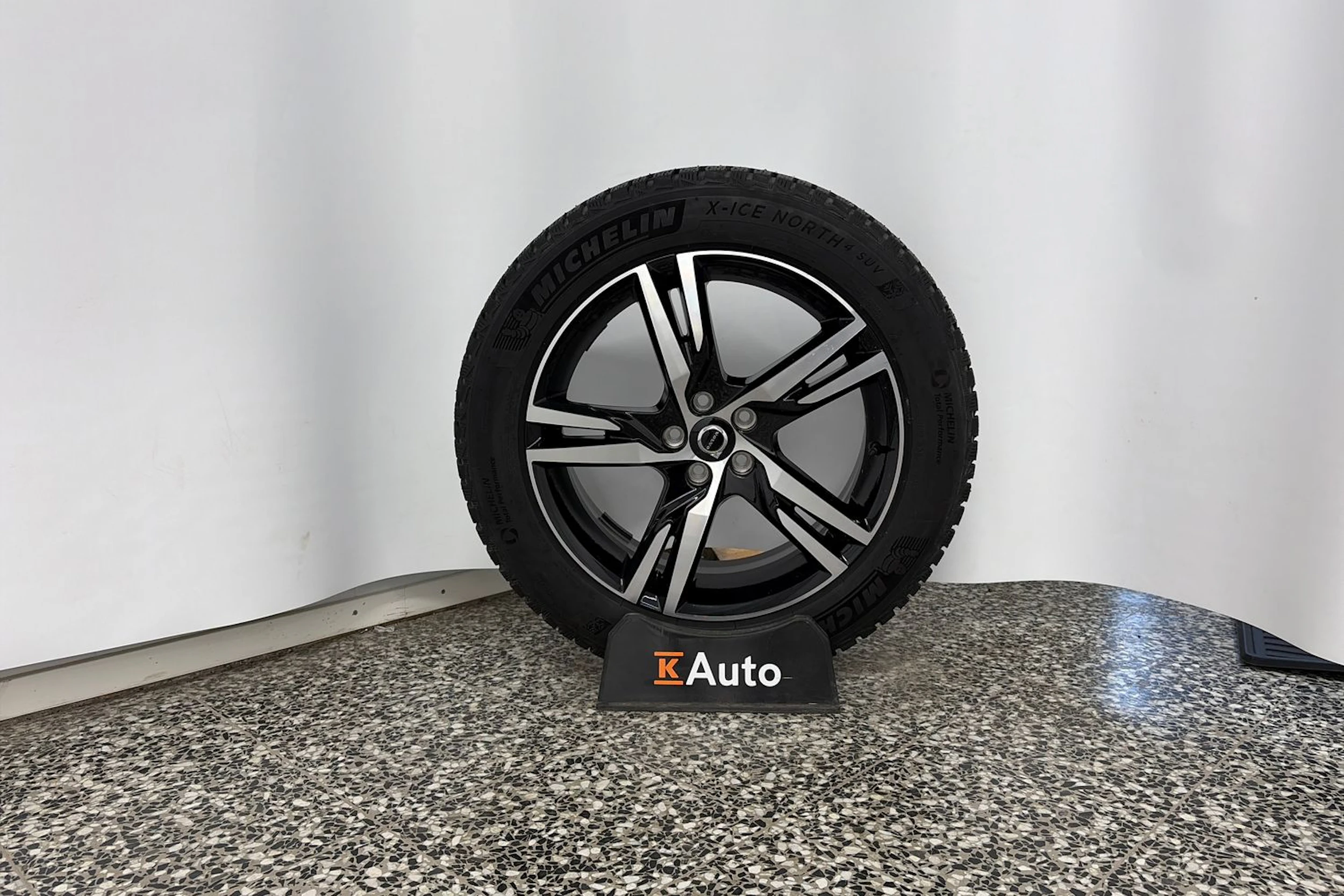 musta Volvo XC60 2023 kuva 11.