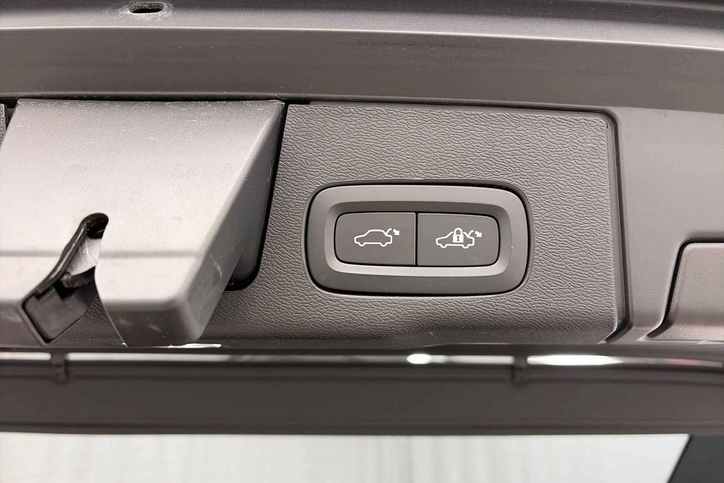 musta Volvo XC60 2023 kuva 13.