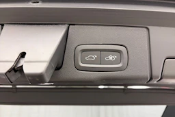 musta Volvo XC60 2023 kuva 13.