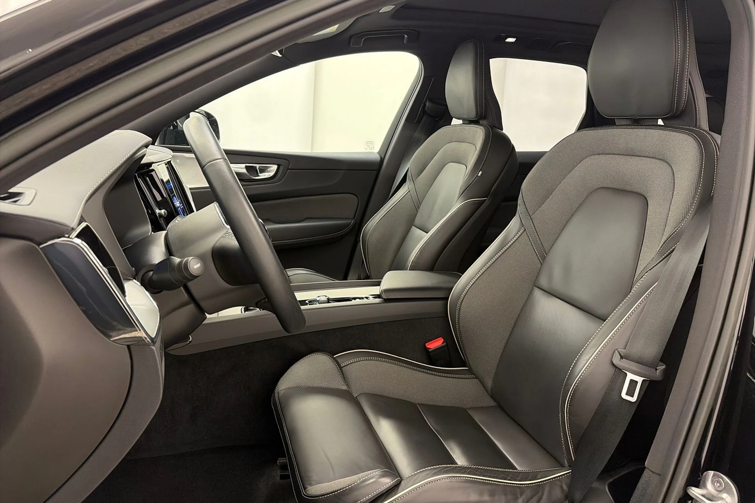 musta Volvo XC60 2023 kuva 15.