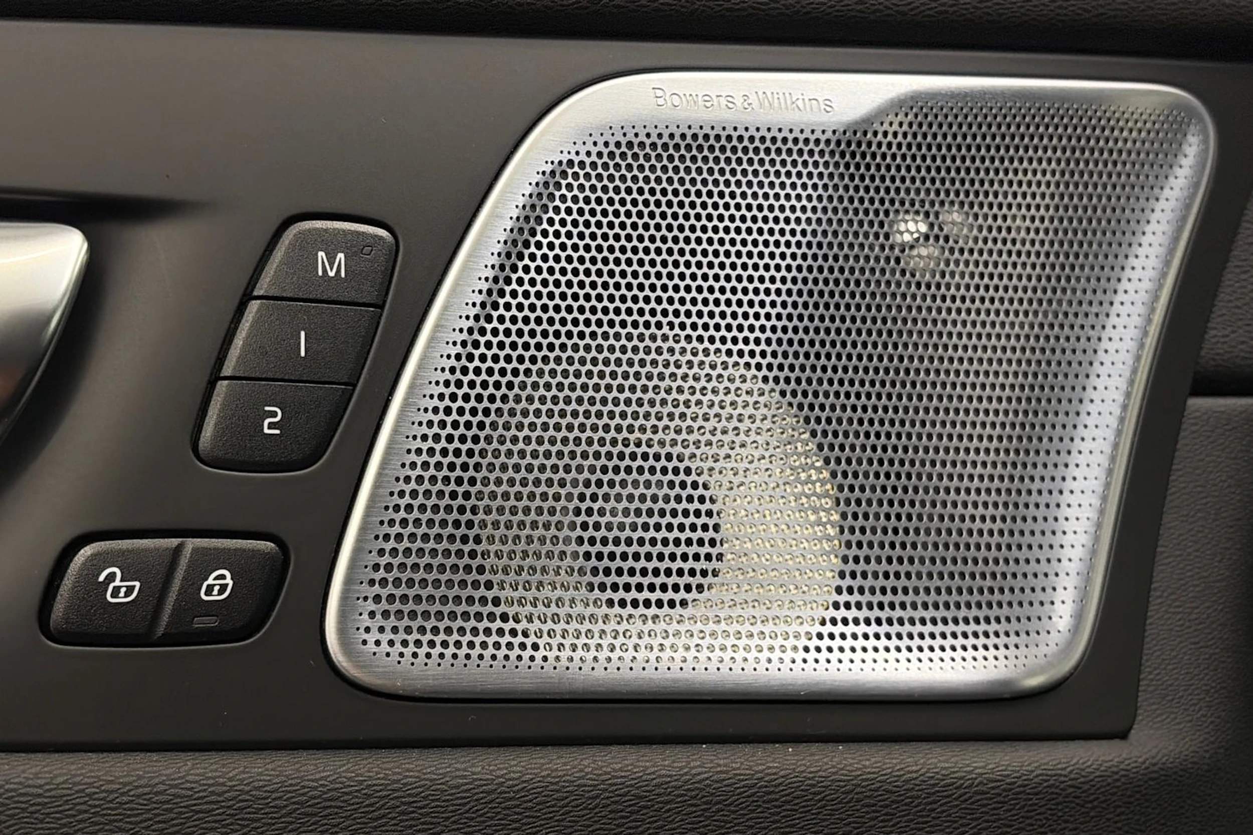 musta Volvo XC60 2023 kuva 16.