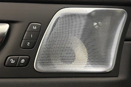 musta Volvo XC60 2023 kuva 16.
