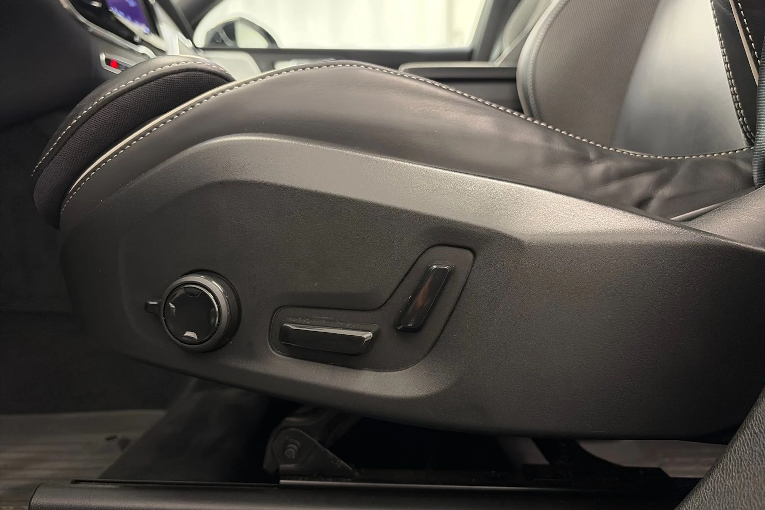 musta Volvo XC60 2023 kuva 17.