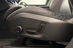 musta Volvo XC60 2023 kuva 17.