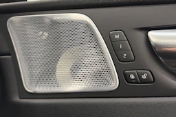 musta Volvo XC60 2023 kuva 18.