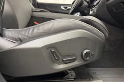 musta Volvo XC60 2023 kuva 19.