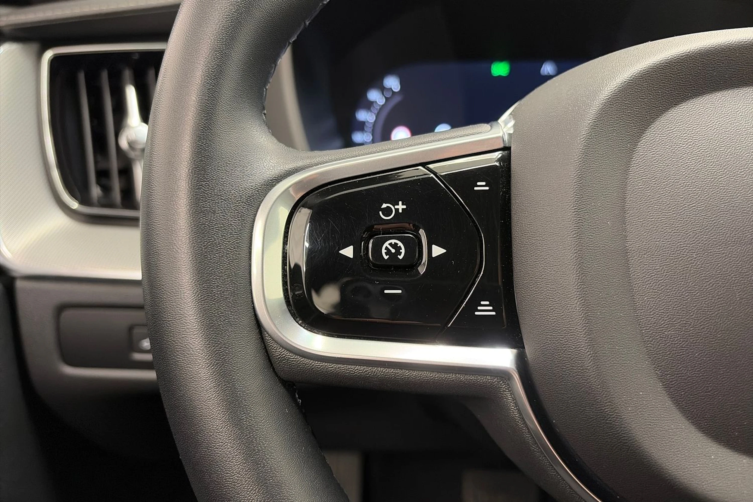 musta Volvo XC60 2023 kuva 23.