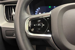 musta Volvo XC60 2023 kuva 23.