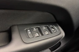 musta Volvo XC60 2023 kuva 33.