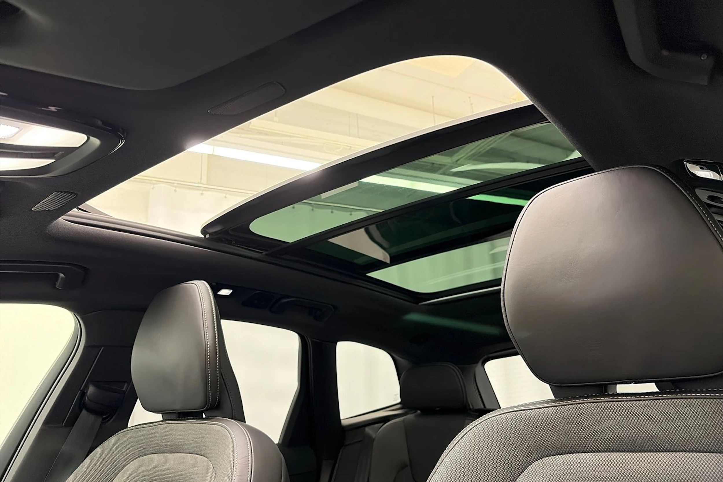 musta Volvo XC60 2023 kuva 34.