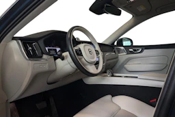 sininen Volvo XC60 2023 kuva 3.