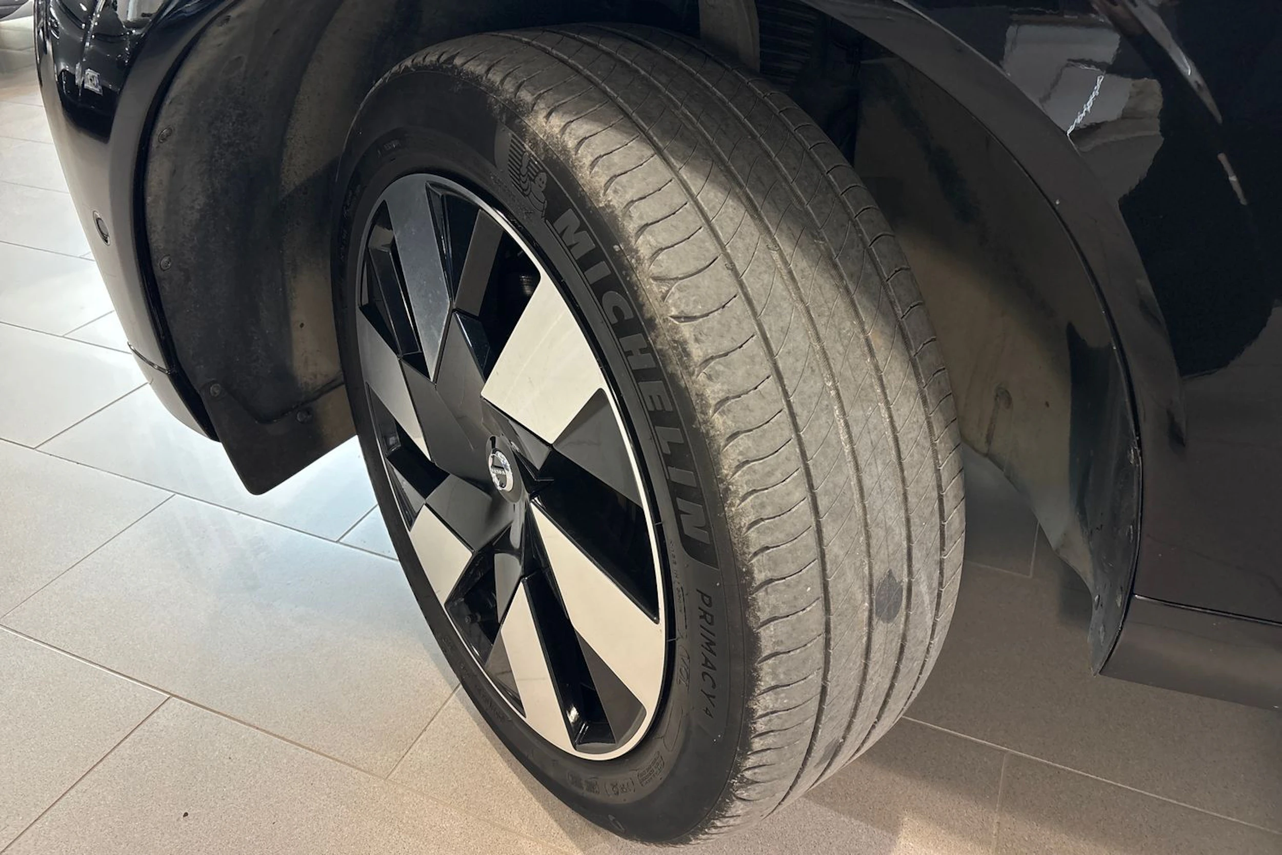 met. musta Volvo XC60 2023 kuva 13.