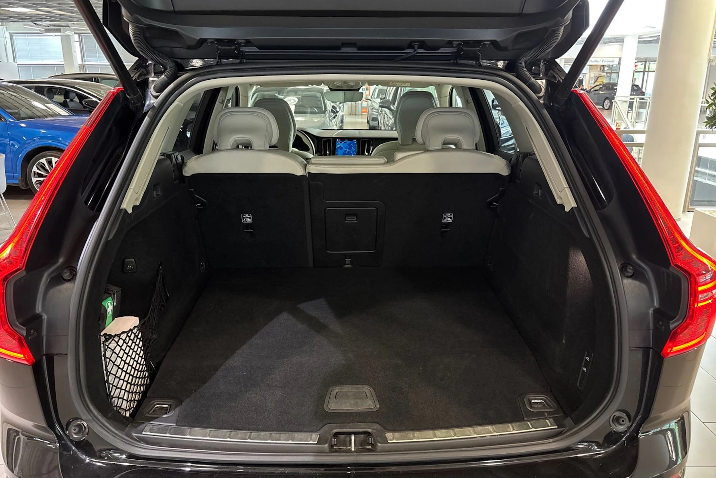 met. musta Volvo XC60 2023 kuva 15.