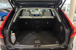 met. musta Volvo XC60 2023 kuva 15.