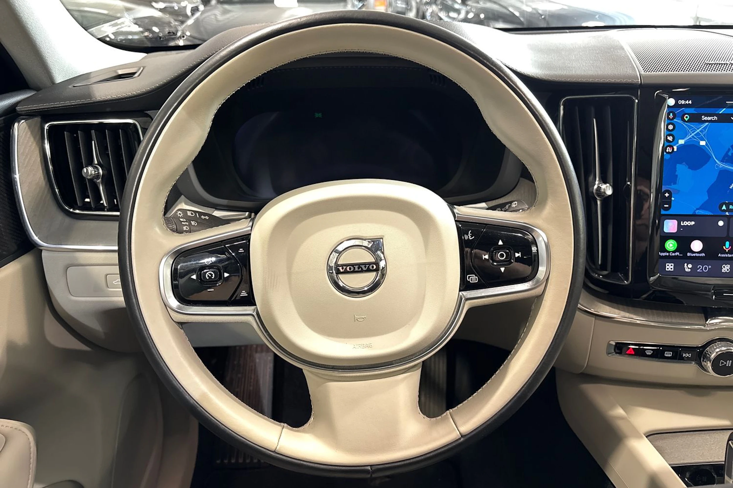 met. musta Volvo XC60 2023 kuva 24.