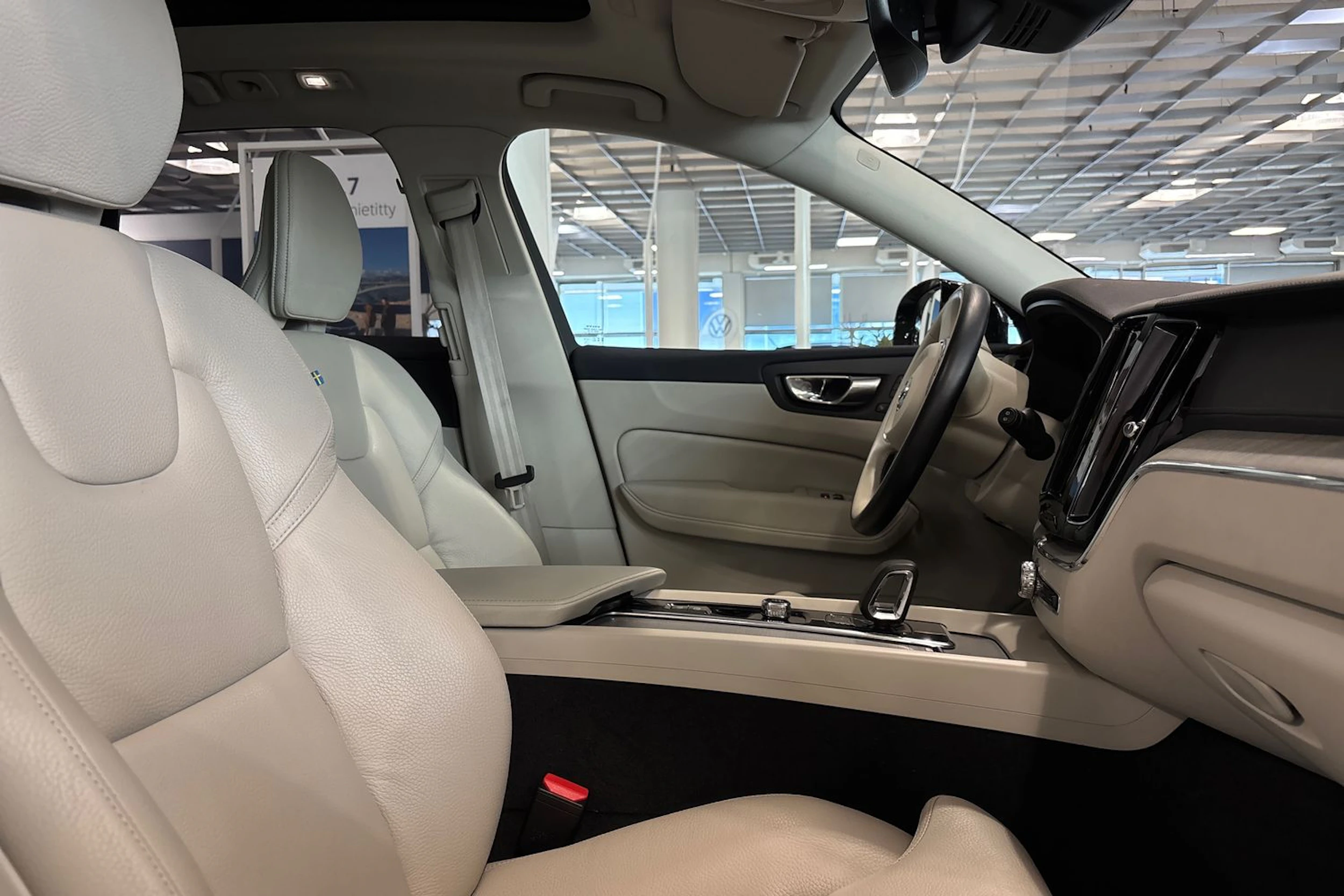 met. musta Volvo XC60 2023 kuva 30.
