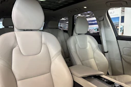 met. musta Volvo XC60 2023 kuva 32.