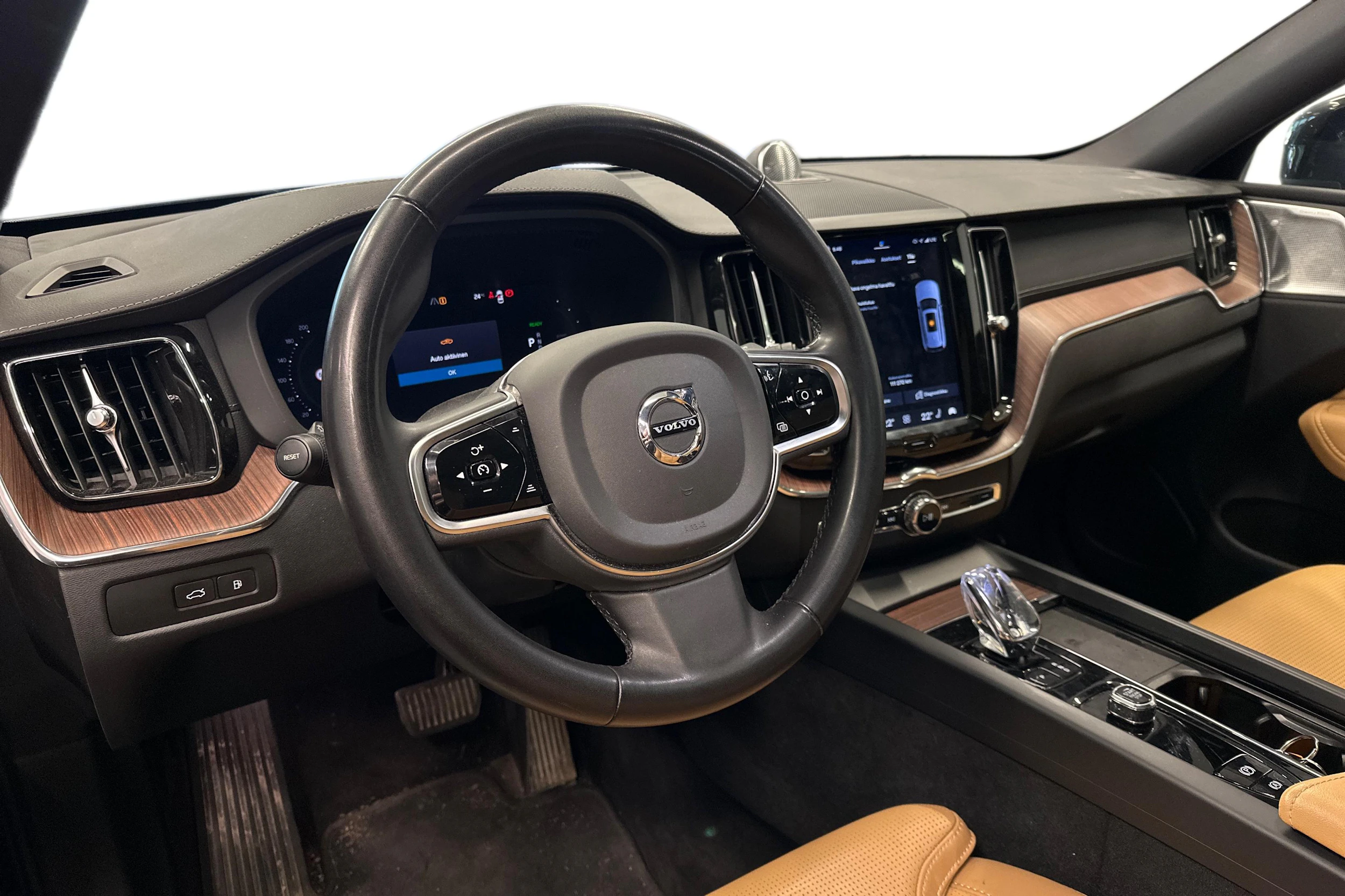 musta Volvo XC60 2023 kuva 3.