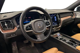 musta Volvo XC60 2023 kuva 3.