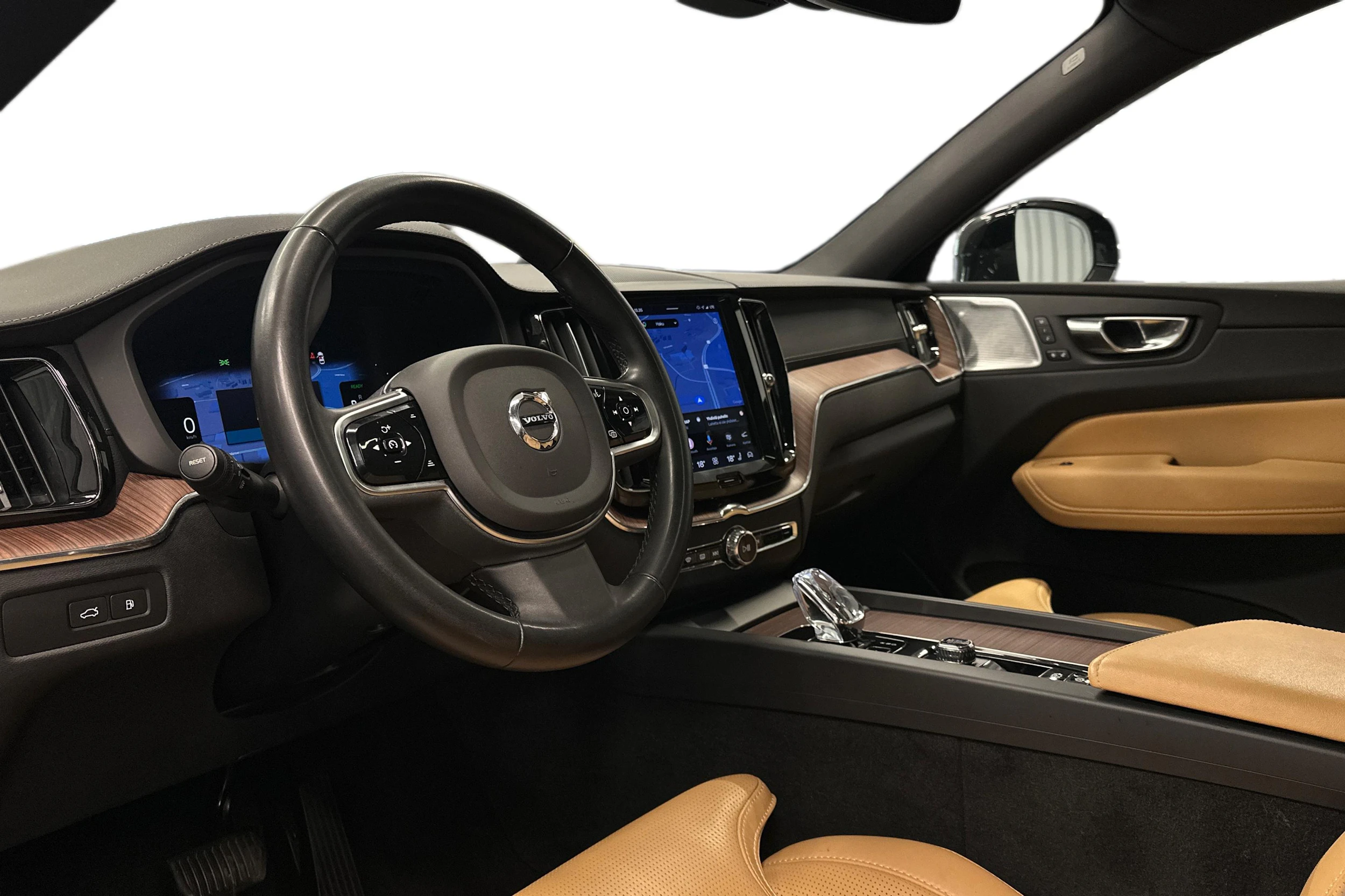 musta Volvo XC60 2023 kuva 6.