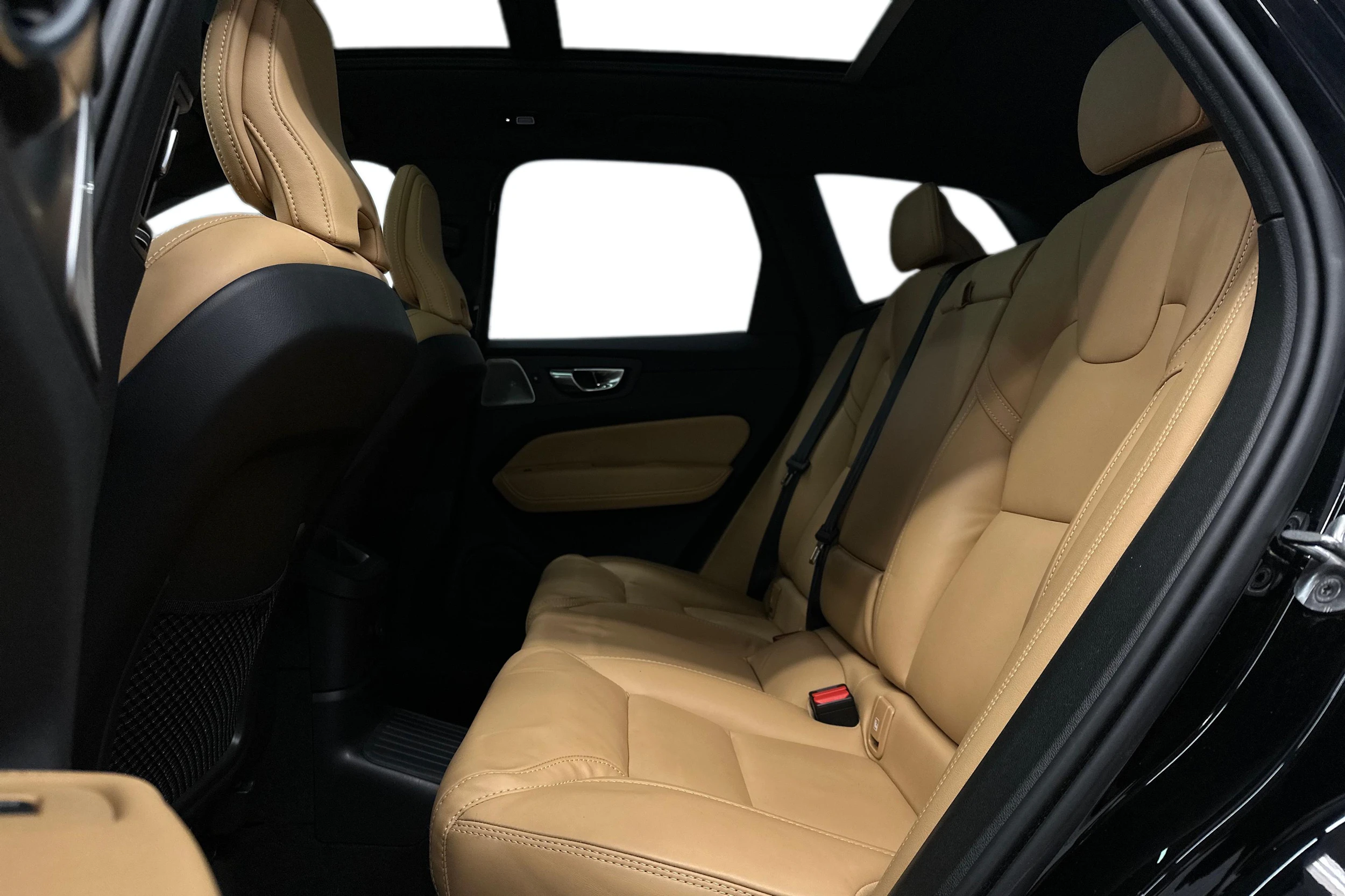 musta Volvo XC60 2023 kuva 8.