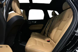 musta Volvo XC60 2023 kuva 8.