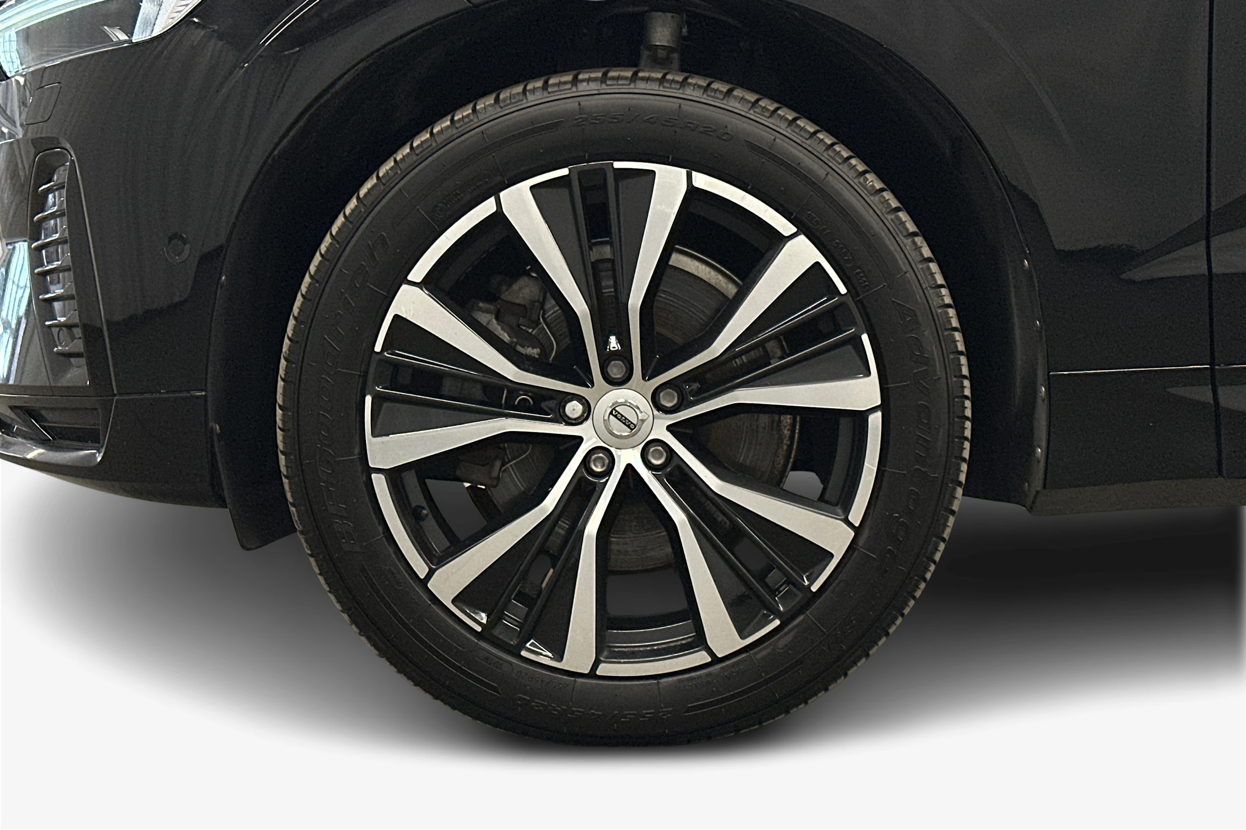 musta Volvo XC60 2023 kuva 9.