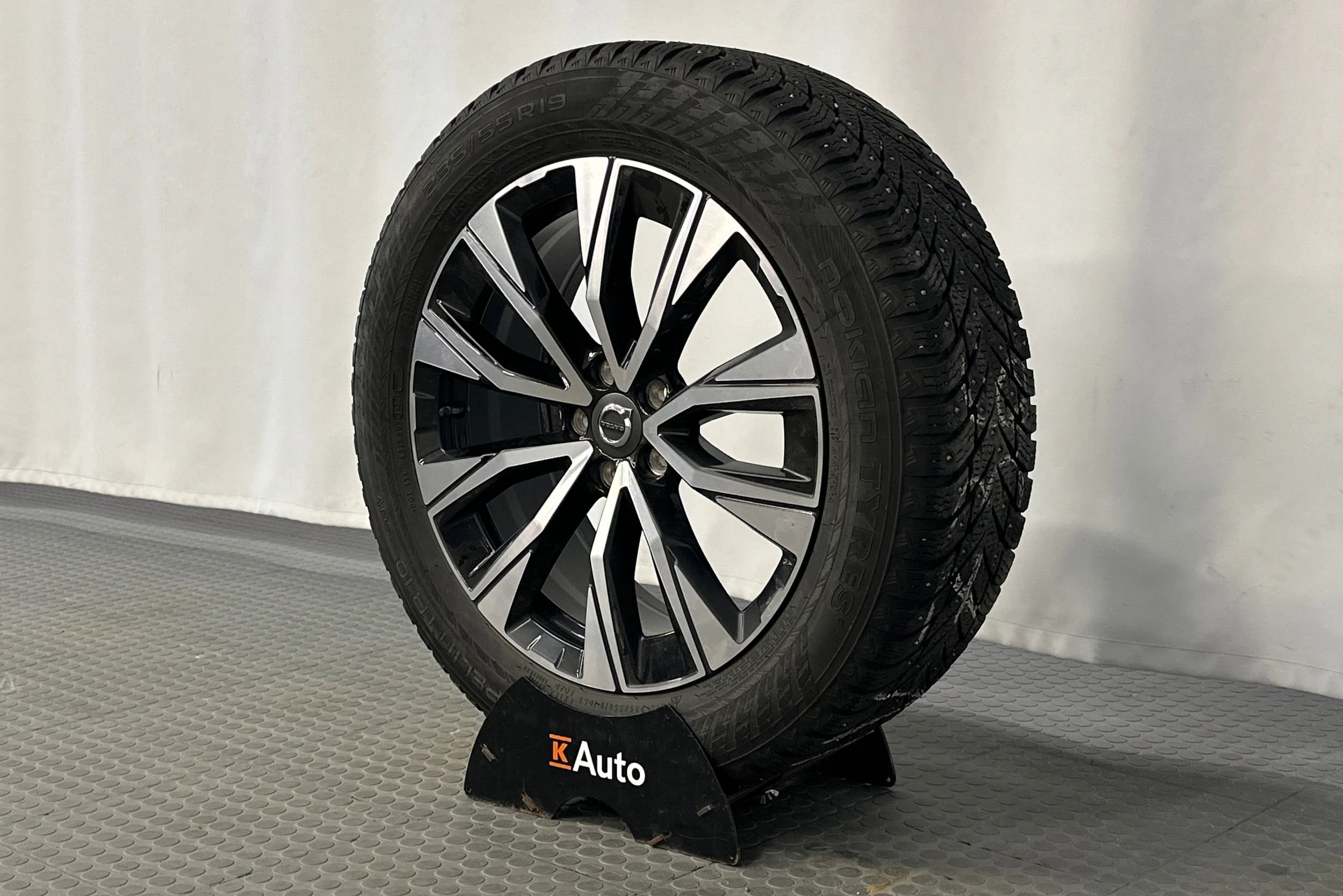 musta Volvo XC60 2023 kuva 10.