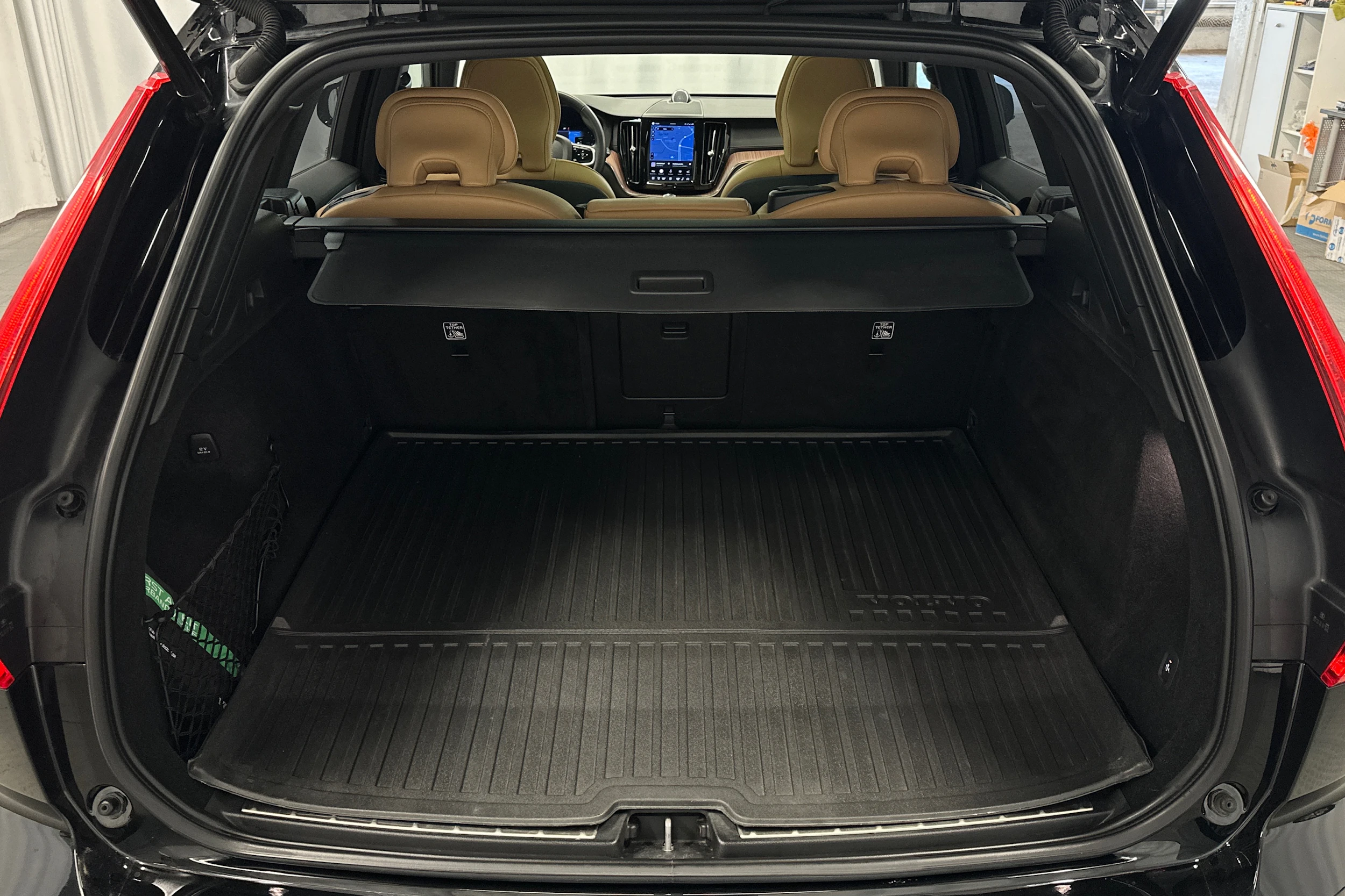 musta Volvo XC60 2023 kuva 11.